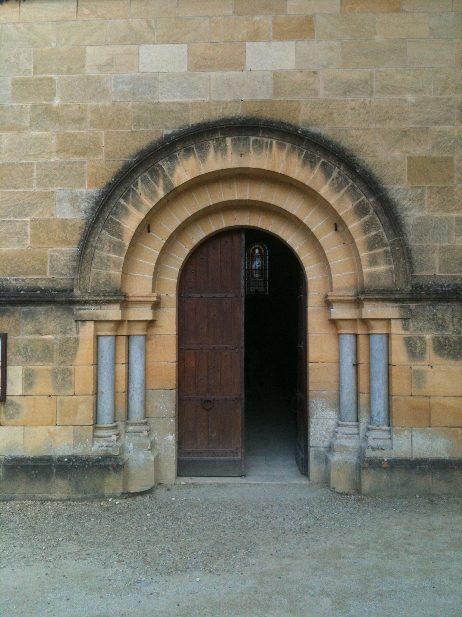 Portail d'église romaine, Cénac-et-Saint-Julien, Dordogne, France.